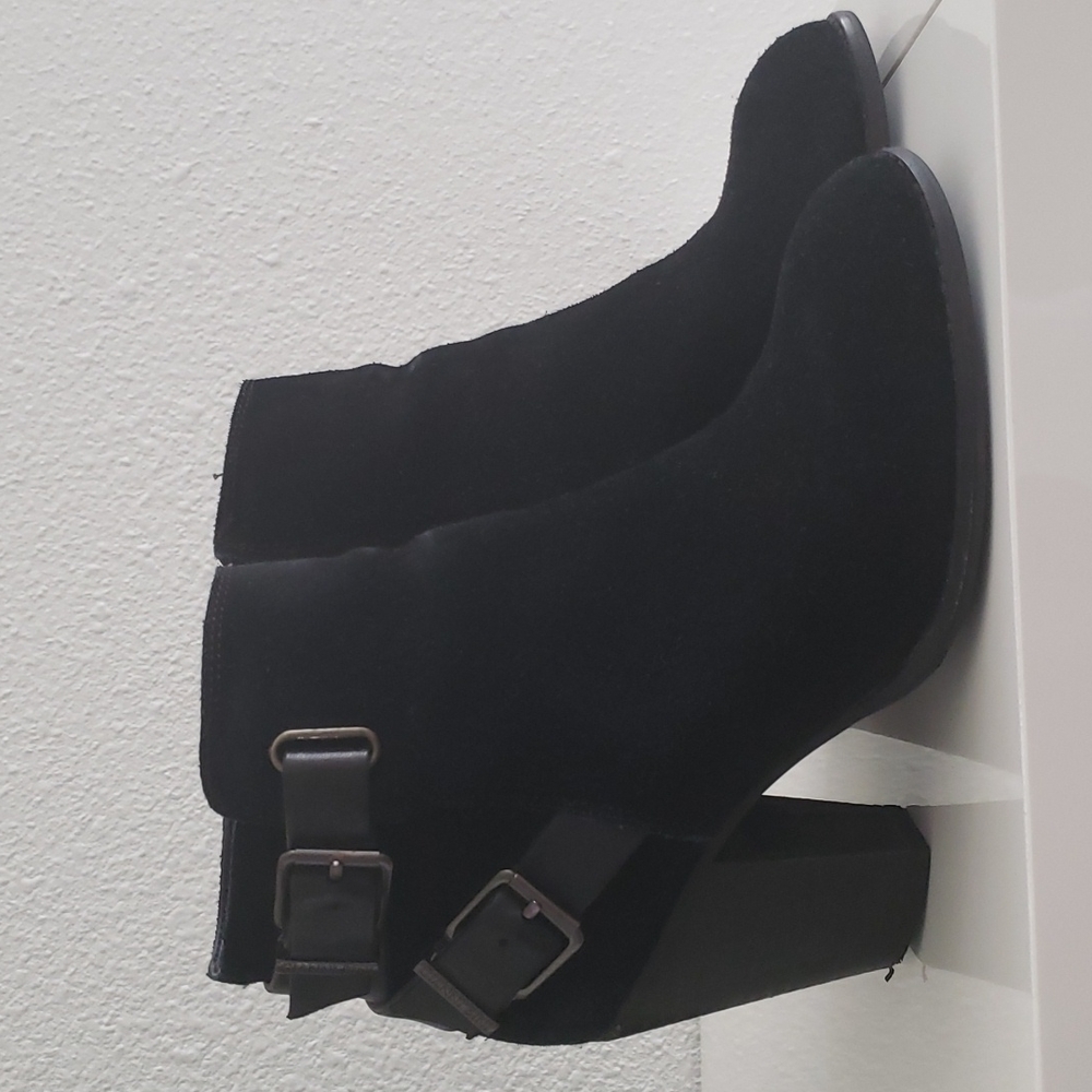 🚨 Flash Sale 🚨Gianni Bini suede ankle boots